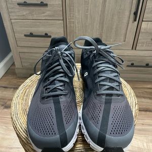 On Cloudflow Running Shoes. Size 11.